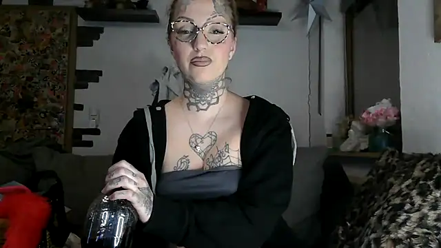 Snapshot of RoxxyInk chatting on February 2026 02:37:02 AM RoxxyInk online show from February 2026 02:37:02 AM