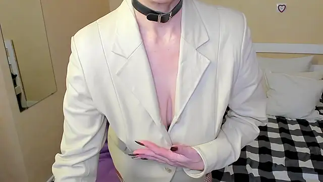 FoxySophia online show from November 2025 09:30:01 AM