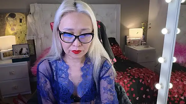 Snapshot of RoxalanaStar chatting on January 2026 11:25:01 PM RoxalanaStar online show from January 2026 11:25:01 PM