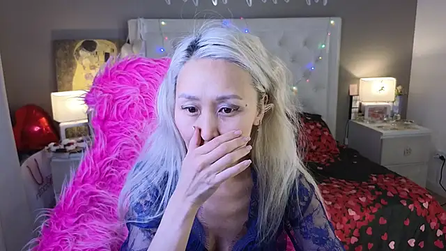 Snapshot of RoxalanaStar chatting on February 2026 10:21:01 PM RoxalanaStar online show from February 2026 10:21:01 PM