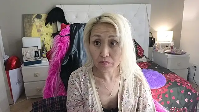 Snapshot of RoxalanaStar chatting on June 2026 07:05:01 PM RoxalanaStar online show from June 2026 07:05:01 PM