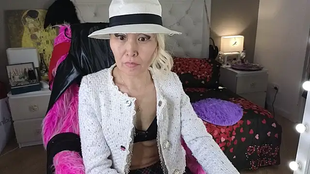 Snapshot of RoxalanaStar chatting on June 2026 10:19:01 AM RoxalanaStar online show from June 2026 10:19:01 AM