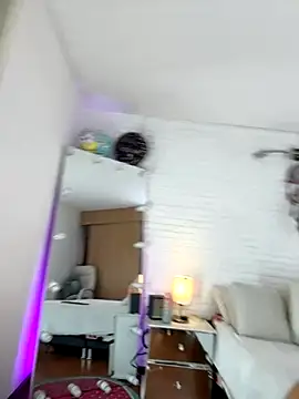 hollythomson online show from October 2025 05:04:02 PM