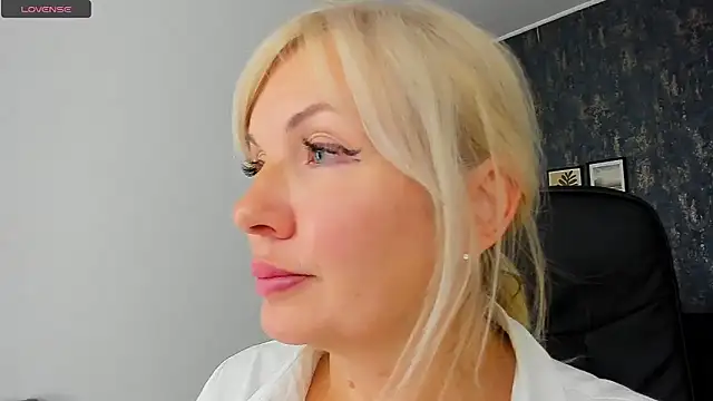 Abby Moore  online show from December 2024 09:39:02 AM