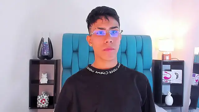 Snapshot of AlanNaughty chatting on January 2025 03:26:01 AM AlanNaughty online show from January 2025 03:26:01 AM