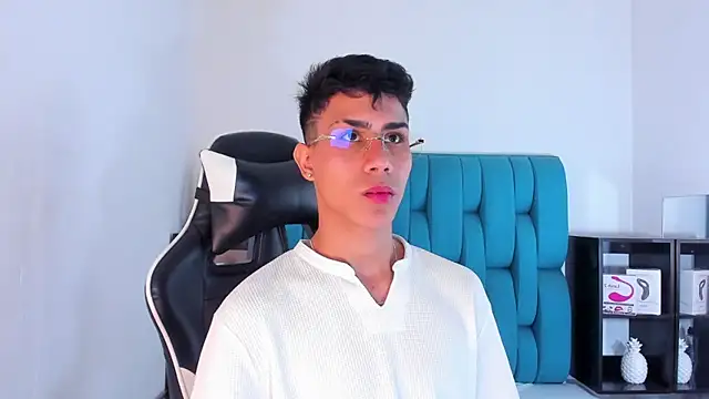 Snapshot of AlanNaughty chatting on February 2025 04:01:02 AM AlanNaughty online show from February 2025 04:01:02 AM