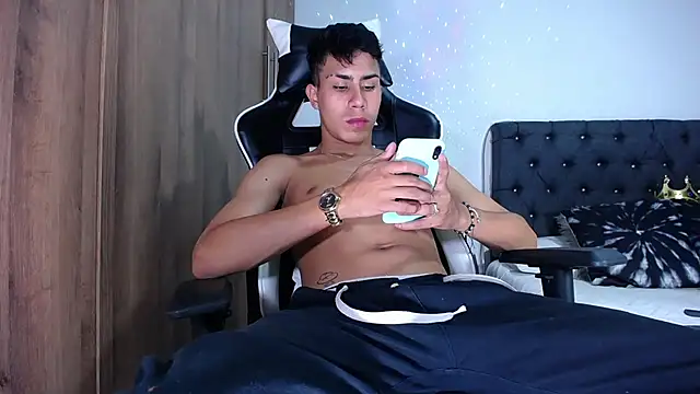 Snapshot of AlanNaughty chatting on March 2025 12:04:02 AM AlanNaughty online show from March 2025 12:04:02 AM