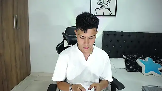 Snapshot of AlanNaughty chatting on October 2025 03:20:02 AM AlanNaughty online show from October 2025 03:20:02 AM