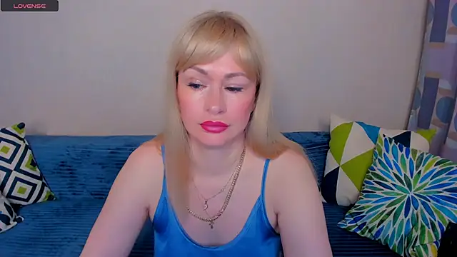 Snapshot of EllenMoore chatting on June 2026 03:25:01 AM EllenMoore online show from June 2026 03:25:01 AM