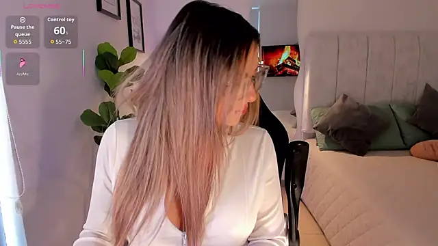 Snapshot of AmyWood chatting on May 2026 08:39:01 PM AmyWood online show from May 2026 08:39:01 PM
