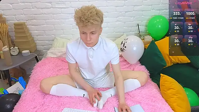 Snapshot of LandelRay chatting on March 2025 08:54:01 PM LandelRay online show from March 2025 08:54:01 PM