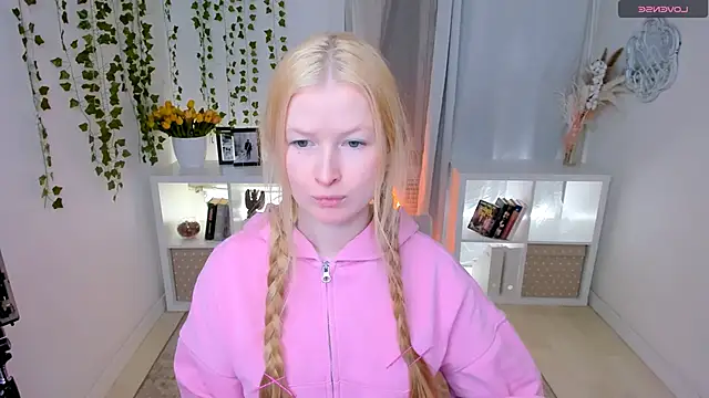 Snapshot of Laly_Peach chatting on March 2026 07:47:01 AM Laly Peach online show from March 2026 07:47:01 AM