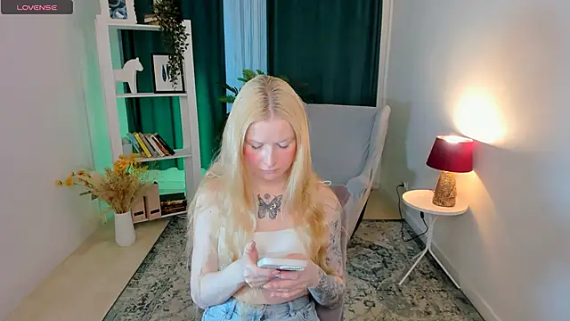 Laly Peach online show from April 2026 11:27:02 AM