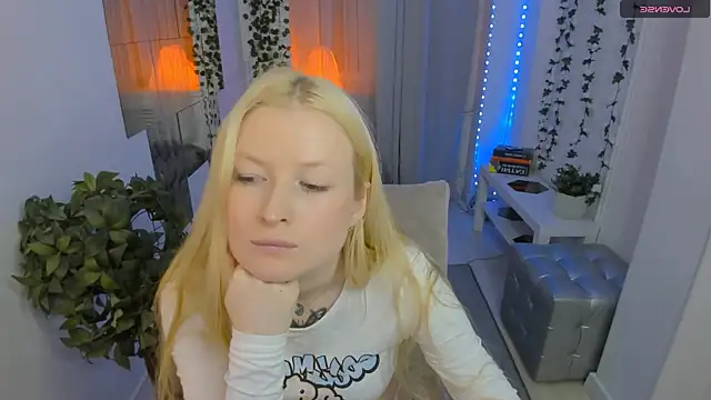 Snapshot of Laly_Peach chatting on June 2026 02:33:01 PM Laly Peach online show from June 2026 02:33:01 PM