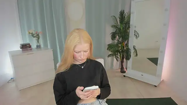 Snapshot of Laly_Peach chatting on June 2026 11:57:02 AM Laly Peach online show from June 2026 11:57:02 AM