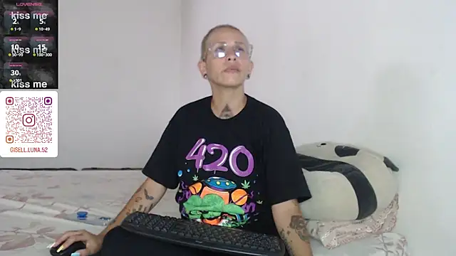 Snapshot of moon_cat85 chatting on January 2025 06:16:01 PM moon cat85 online show from January 2025 06:16:01 PM