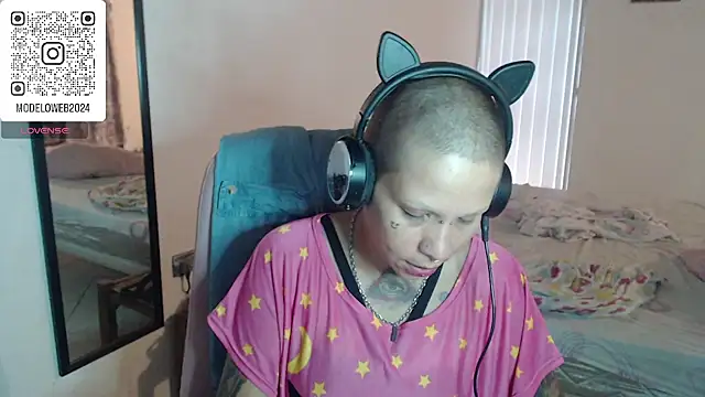 Snapshot of moon_cat85 chatting on March 2025 02:29:02 PM moon cat85 online show from March 2025 02:29:02 PM