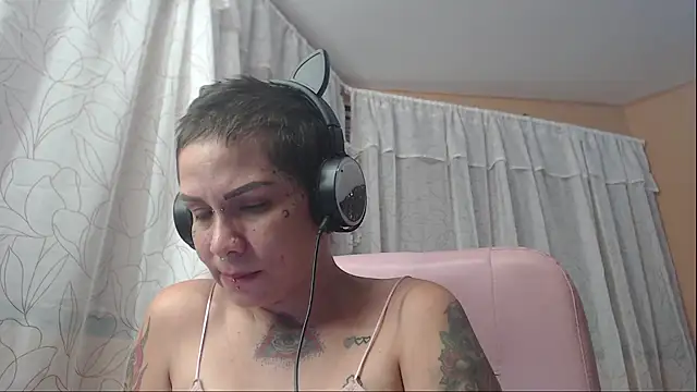 Snapshot of moon_cat85 chatting on October 2025 10:07:01 PM moon cat85 online show from October 2025 10:07:01 PM