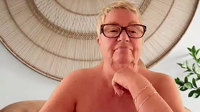 GrannyChrissy68 online show from April 2026 09:37:02 PM