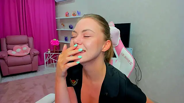 Snapshot of Strawberrye chatting on February 2026 03:22:02 AM Strawberrye online show from February 2026 03:22:02 AM