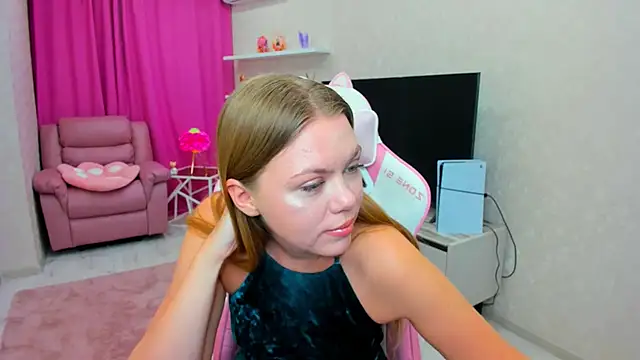 Snapshot of Strawberrye chatting on February 2026 03:23:01 AM Strawberrye online show from February 2026 03:23:01 AM