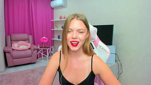 Snapshot of Strawberrye chatting on February 2026 03:24:01 AM Strawberrye online show from February 2026 03:24:01 AM