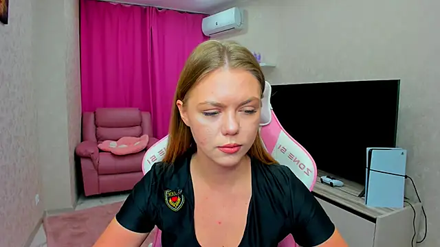 Snapshot of Strawberrye chatting on February 2026 03:18:02 AM Strawberrye online show from February 2026 03:18:02 AM