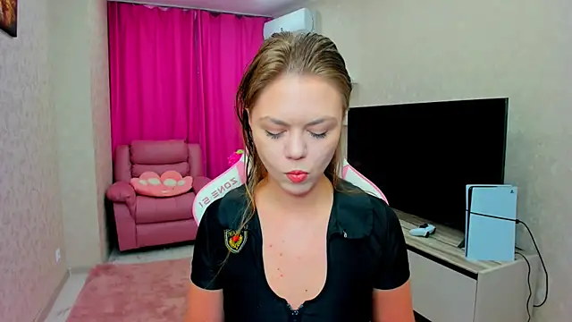 Snapshot of Strawberrye chatting on March 2026 03:20:01 AM Strawberrye online show from March 2026 03:20:01 AM