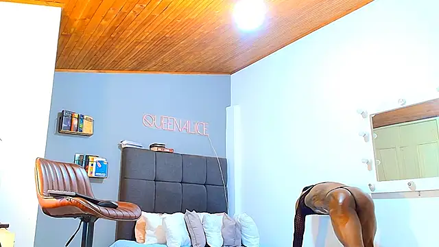 queenaliice online show from February 2026 11:22:02 AM