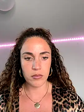 Clara-xoxo online show from October 2025 02:18:02 PM