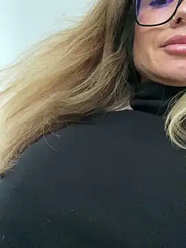 Snapshot of Etwas_neugierig chatting on December 2024 01:05:02 PM Etwas neugierig online show from December 2024 01:05:02 PM