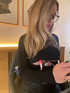 Snapshot of Etwas_neugierig chatting on January 2025 09:13:01 AM Etwas neugierig online show from January 2025 09:13:01 AM