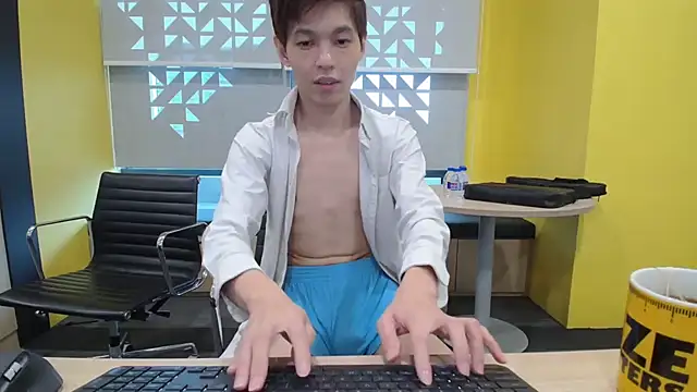 Snapshot of andrewooi chatting on July 2026 04:43:02 AM andrewooi online show from July 2026 04:43:02 AM