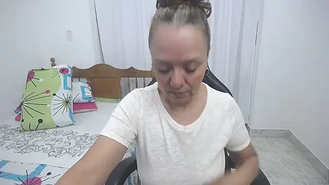 Snapshot of yeslluisa chatting on November 2025 04:47:01 PM yeslluisa online show from November 2025 04:47:01 PM