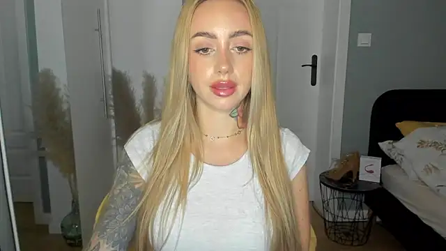 Snapshot of sexyCoralie chatting on June 2026 01:53:02 PM sexyCoralie online show from June 2026 01:53:02 PM