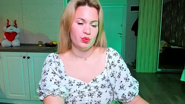 Snapshot of HotTiffani chatting on November 2025 11:10:02 AM HotTiffani online show from November 2025 11:10:02 AM