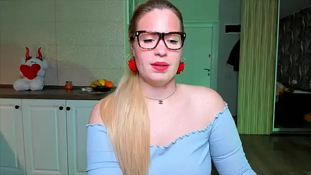 Snapshot of HotTiffani chatting on November 2025 06:35:02 AM HotTiffani online show from November 2025 06:35:02 AM