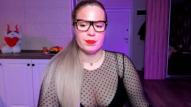 Snapshot of HotTiffani chatting on November 2025 03:35:01 PM HotTiffani online show from November 2025 03:35:01 PM