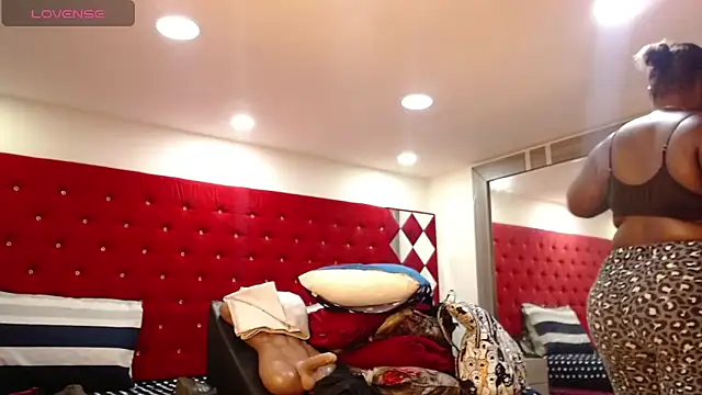 TamyJhonson online show from November 2025 01:24:03 PM