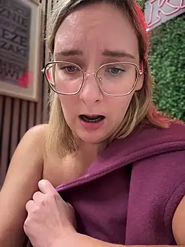 The Snowwhitee online show from March 2025 10:17:02 PM