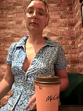 The Snowwhitee online show from September 2025 09:05:01 PM