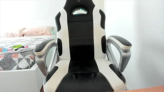 Snapshot of CallMeAngelica chatting on October 2025 09:04:02 AM CallMeAngelica online show from October 2025 09:04:02 AM