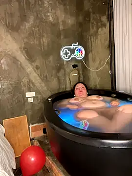 Snapshot of valentinny chatting on November 2025 02:45:01 AM valentinny online show from November 2025 02:45:01 AM