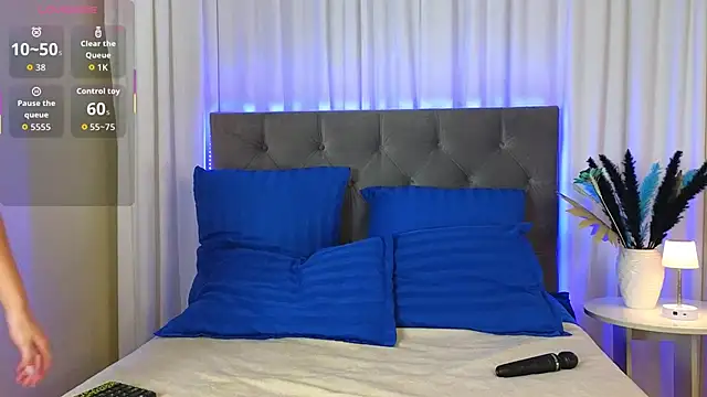 Ariana Petite online show from November 2025 09:37:02 PM