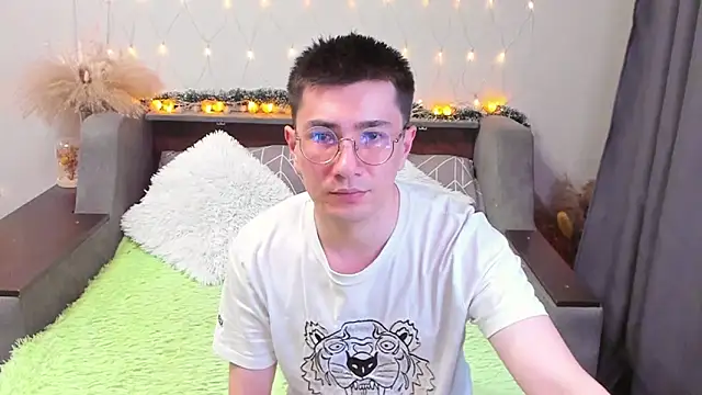 Yumi steve online show from February 2025 08:45:02 PM