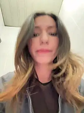 Snapshot of _MiaQueen_ chatting on February 2025 11:25:02 PM MiaQueen online show from February 2025 11:25:02 PM