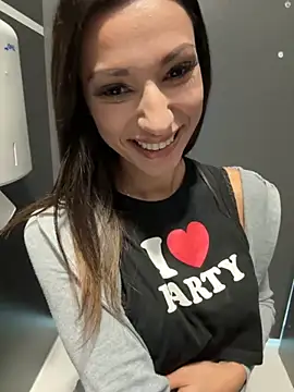 Snapshot of _MiaQueen_ chatting on September 2025 11:04:02 PM MiaQueen online show from September 2025 11:04:02 PM