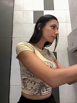 Snapshot of _MiaQueen_ chatting on September 2025 09:52:02 PM MiaQueen online show from September 2025 09:52:02 PM