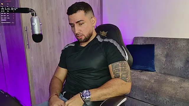 Snapshot of mr_david_cox chatting on February 2025 12:51:02 AM mr david cox online show from February 2025 12:51:02 AM