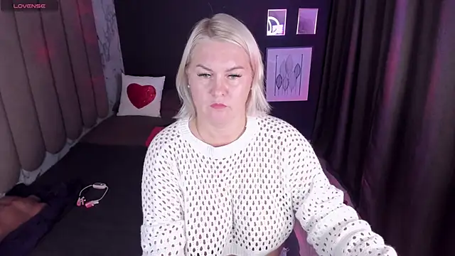 YolandaKiss online show from October 2025 08:17:01 PM